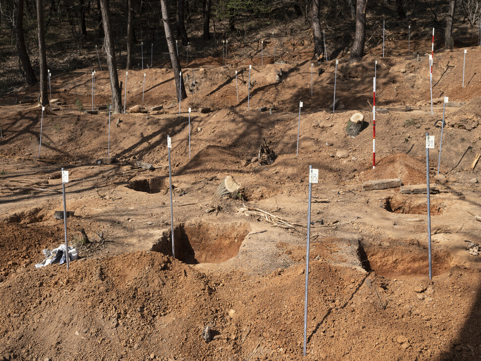 2022년 3월 곡계굴 맞은편 산 너머 상2리 6~8번지 양계장 뒤편 야산 산기슭 초입에서 진행된 유해발굴. 발굴 현장에는 70개의 작은 봉분들이 1m씩 떨어져 열을 이루고 있었다. 사진 주용성 작가