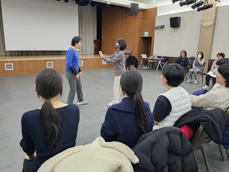 호신술인 ‘자기방어’ 방법을 강사에게 1대1로 배우고 있는 수강생들의 모습. 성북구 제공