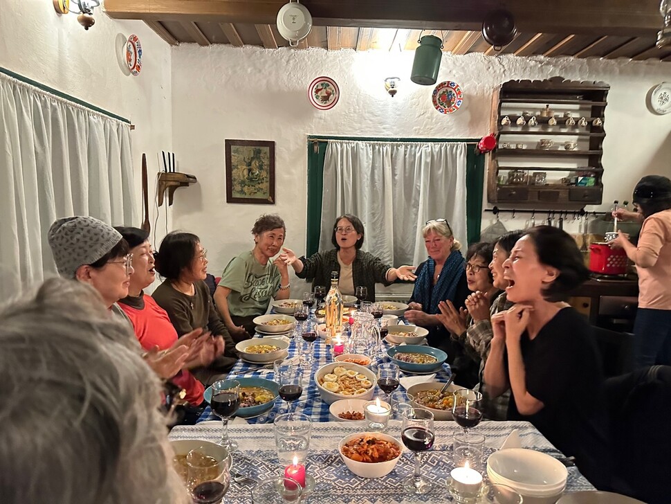 브레브에 정착한 영국 여성 페니의 전통 목조 가옥에서 ‘방과후 산책단’이 식사하며 대화하는 모습.