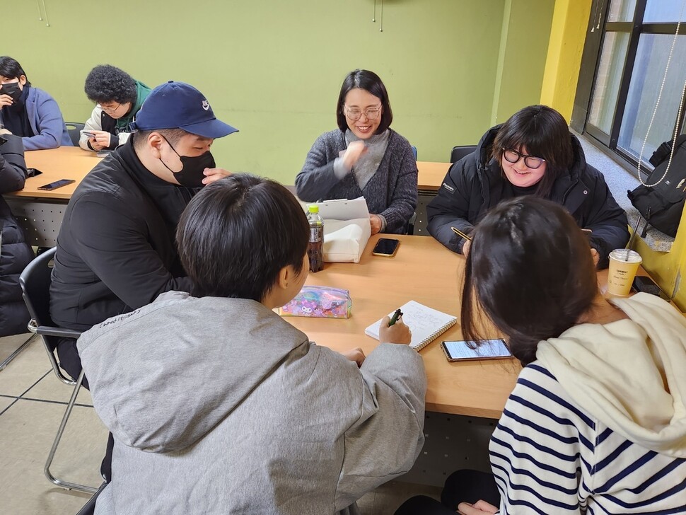 청강문화산업대 웹소설창작전공 1학년을 대상으로 문채영 교수가 진행하는 ‘플롯의 이해와 적용’ 수업에서는 학생들이 한 학기 동안 창작한 장르 소설에 대한 합평이 진행됐다. 김미영 기자