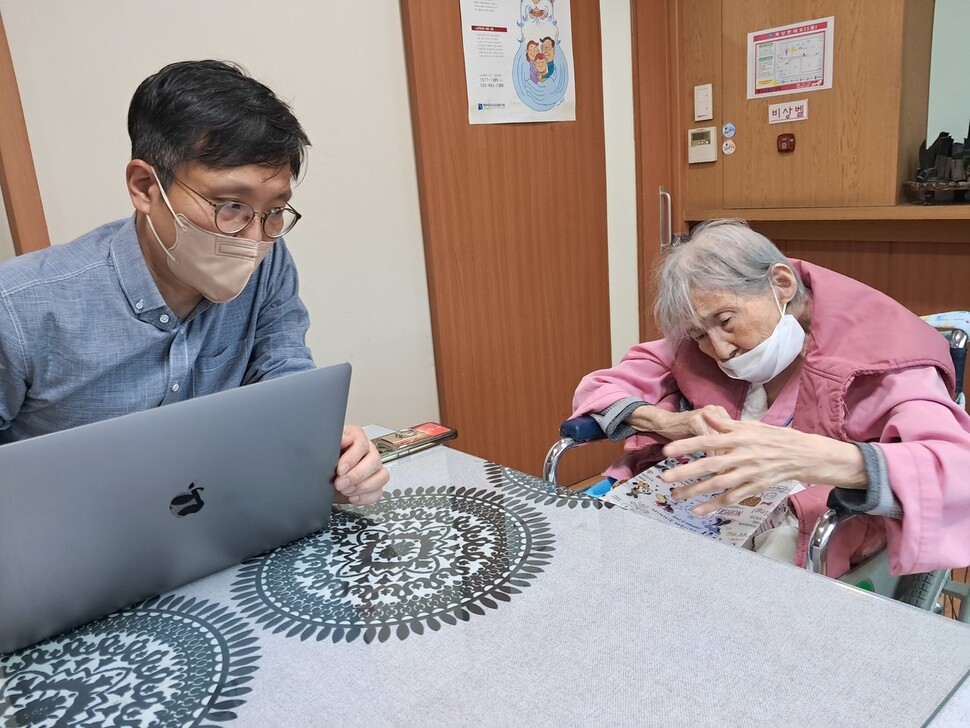 지난 10월25일 안양의 한 요양원 면회실에서 엄주분씨를 만나 이야기 나누는 김두식 경북대 법학전문대학원 교수. 고경태 기자