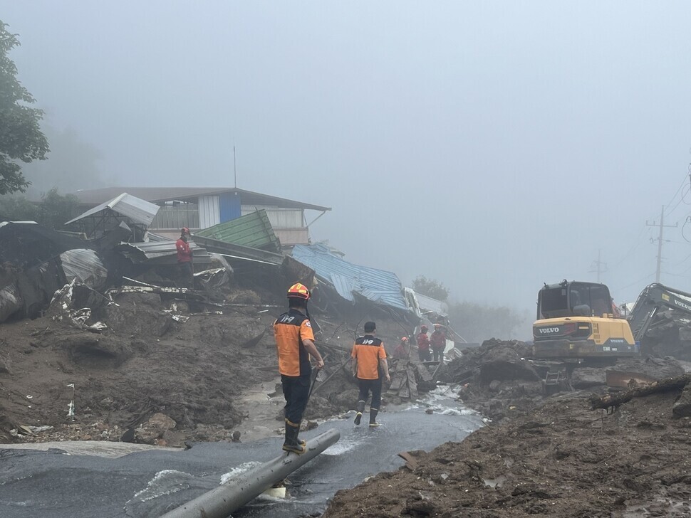 지난 7월16일 소방당국이 경북 예천군 효자면 백석리에서 실종자를 수색하고 있다. 경북소방본부 제공