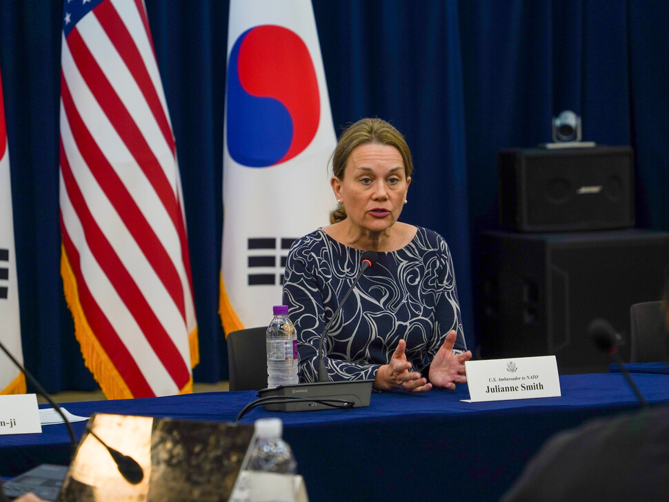 줄리안 스미스 주 나토 미국대사가 14일 서울 용산구 주한 미국대사관 공보과 사무실에서 취재진과 만나 기자간담회를 하고 있다. 주한 미국대사관 제공