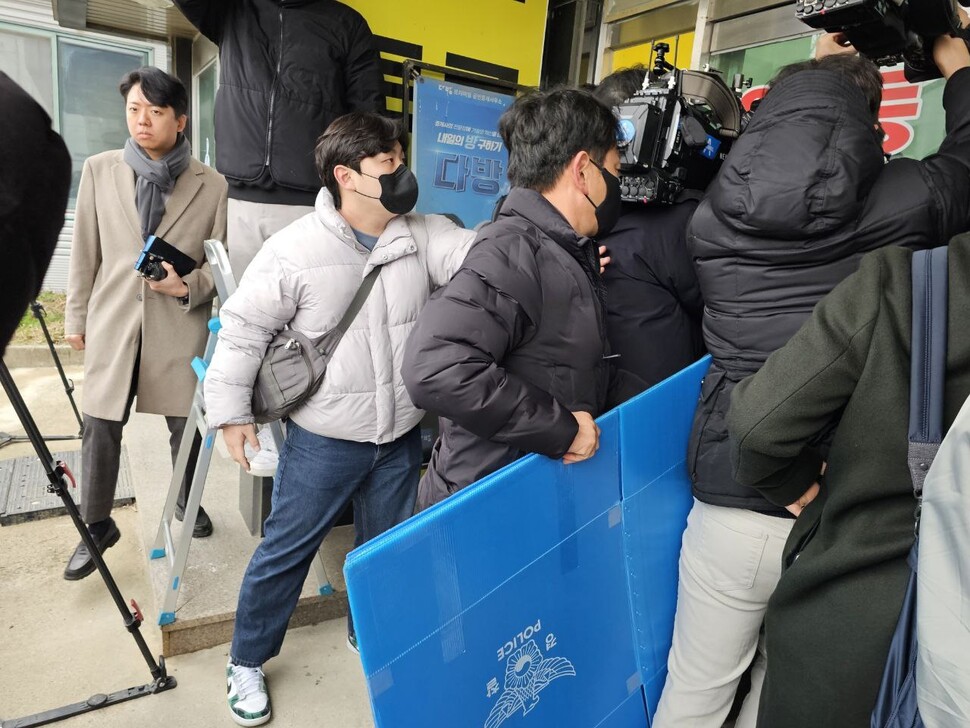 경찰이 이재명 대표 습격 피의자 김아무개씨의 부동산중개업소를 압수수색하는 모습. 최예린 기자