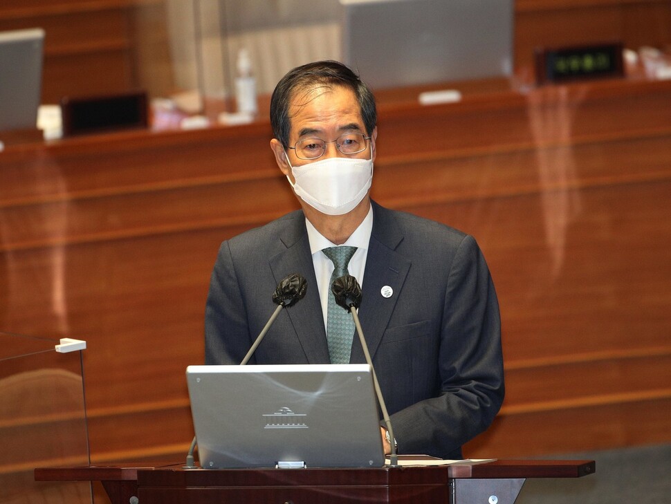 한덕수 국무총리가 25일 오후 국회 본회의장에서 열린 정치·외교·통일·안보 분야 대정부질문에서 더불어민주당 박범계 의원의 질문에 답하고 있다. 공동취재사진