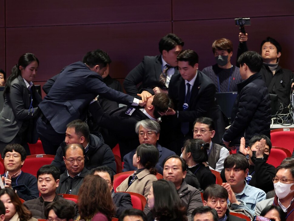 진보당 강성희 의원이 18일 전주시 덕진구 한국소리문화의전당 모악당에서 열린 전북특별자치도 출범식에서 경호원들에게 제지당하며 끌려나가고 있다. 연합뉴스