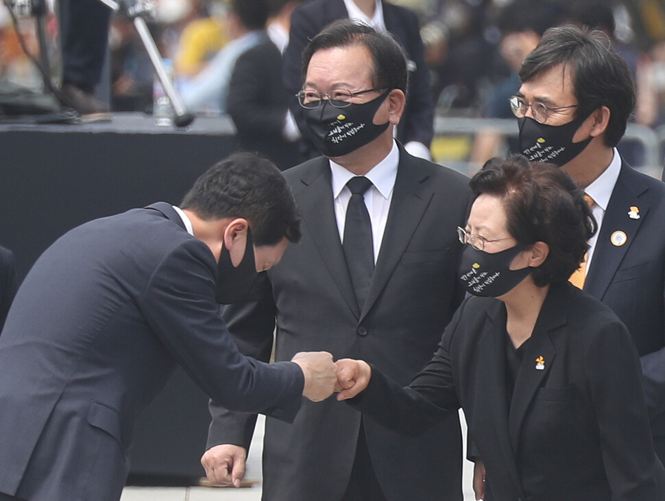 권양숙 여사(오른쪽)와 김기현 국민의힘 원내대표 겸 당대표 권한대행이 23일 오전 경남 김해 봉하마을 대통령묘역에서 엄수된 노무현 전 대통령 서거 12주기 추도식에서 주먹인사를 하고 있다. 김해/연합뉴스