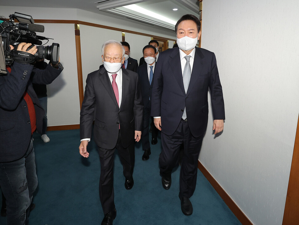 국민의힘 윤석열 대선후보가 9일 오후 한국경영자총협회를 방문, 손경식 경총회장과 함께 이동하고 있다. 공동취재사진