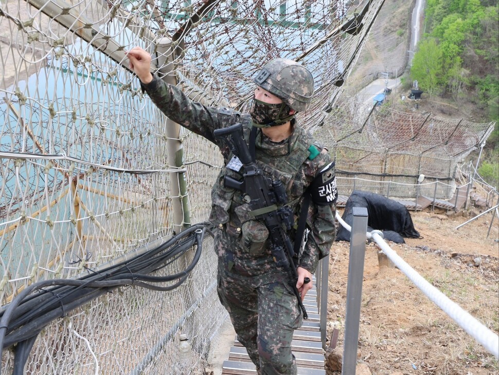 육군 7사단 일반전초(GOP) 장병들이 철책을 따라 이동하며 정밀점검을 하고 있다. 육군 제공