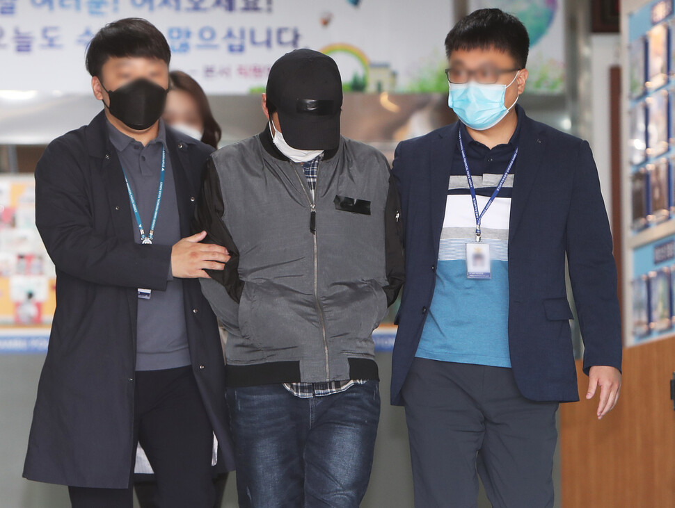 두 살짜리 입양아동을 학대해 의식불명 상태에 빠뜨린 혐의(아동학대 범죄의 처벌 등에 관한 특례법상 중상해)를 받고 있는 ㄱ씨가 11일 오후 수원지법에서 열린 구속 전 피의자 심문(영장실질심사)에 출석하기 위해 수원남부경찰서 유치장에서 나오고 있다. 연합뉴스