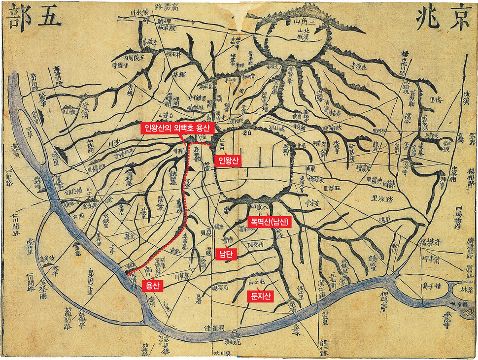 1861년 ‘대동여지도’(경조오부). 인왕산에서 시작돼 한강까지 이어진 용산. 하지만 러일전쟁 뒤 일본군은 둔지산 지역을 멋대로 용산기지라고 불렀고, 뒤이어 주둔한 미국군이 그 이름을 승계했다. 100여년 만에 용산기지가 담장을 허물고, 용산공원으로 바뀌어가고 있다. 하지만 지난 1월 확정된 그 이름이 다시 용산이다. ※ 이미지를 누르면 크게 볼 수 있습니다.