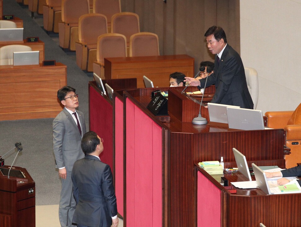 김진표 국회의장이 27일 오후 국회에서 열린 본회의에서 여야 원내지도부를 불러 양곡관리법 일부개정 법률안을 3월 첫 본회의에서 처리할 것을 발표하자 더불어민주당 박홍근 원내대표와 진성준 원내수석부대표가 단상 앞으로 나와 항의하고 있다. 김봉규 선임기자 bong9@hani.co.kr