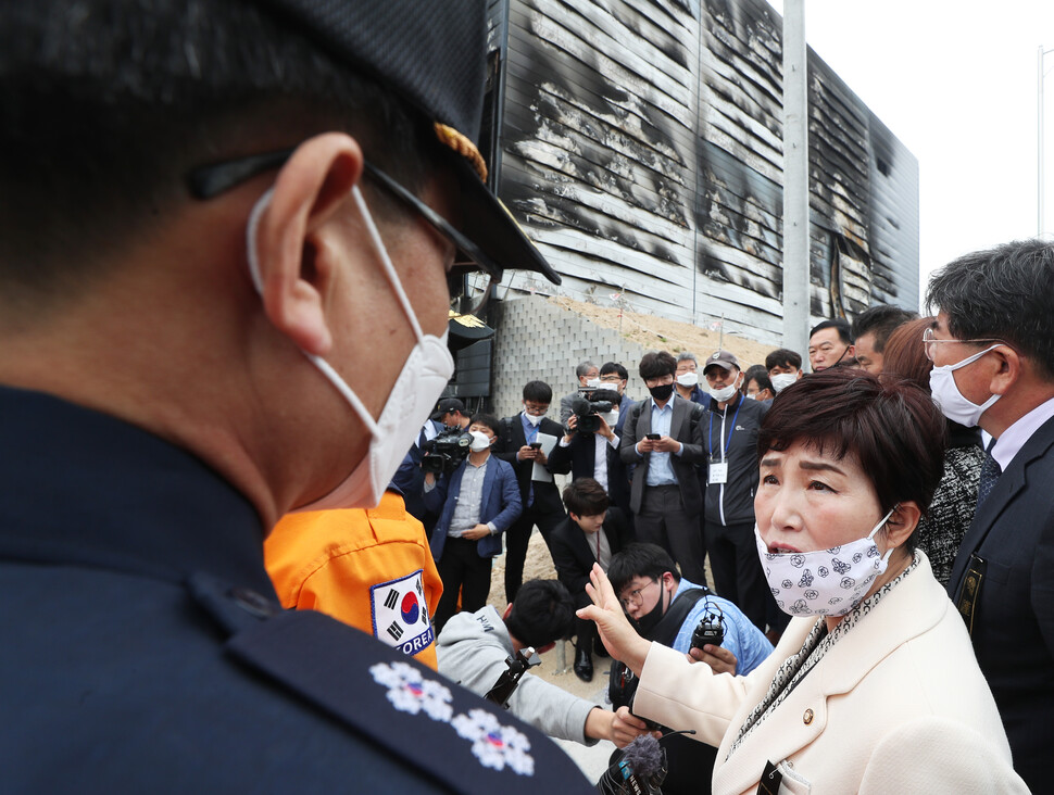 38명의 사망자가 발생한 경기도 이천시의 한 물류창고 공사장 화재 현장에서 12일 오후 전혜숙 더불어민주당 노동현장 대형 안전사고 방지 대책 특별위원회 위원장이 현장을 살펴보고 있다. 이천/연합뉴스