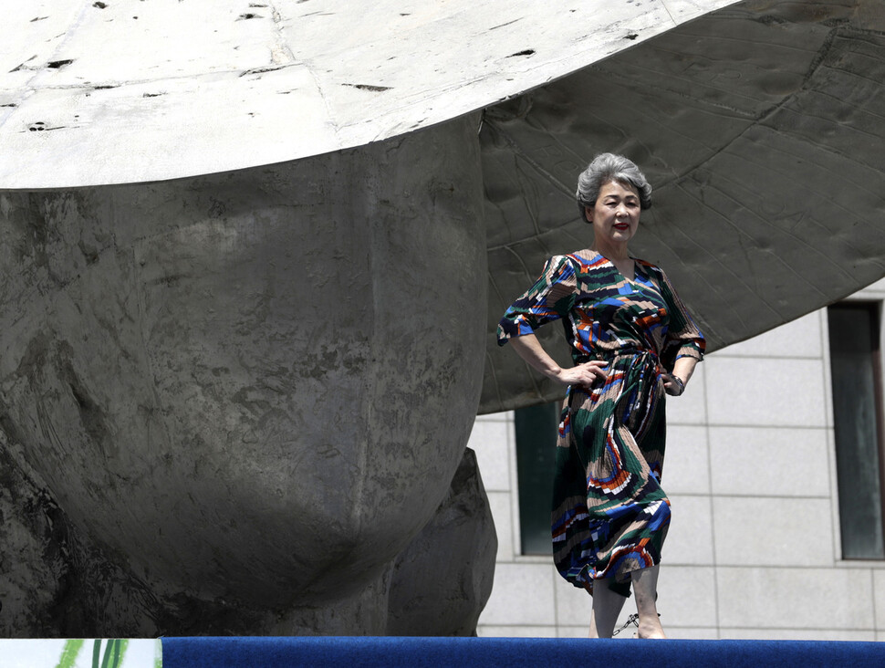 3일 오전 `기후변화 대응 시원차림' 패션쇼가 서울 종로구 세종문화회관 계단에서 열리고 있다. 김혜윤 기자