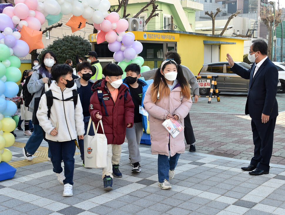 김석준 부산교육감이 새 학기 첫 등교일인 2일 오전 부산 부산진구 개금초등학교에서 등교하는 학생들을 맞이하고 있다. 부산교육청 제공