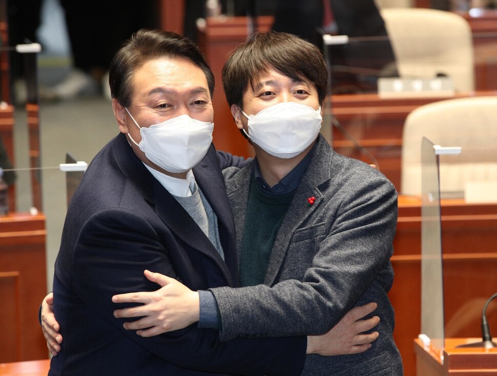 윤석열 국민의힘 대선 후보와 이준석 당 대표가 6일 오후 국회에서 열린 의원총회에서 포옹하고 있다. 김봉규 선임기자