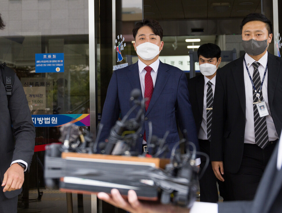 이준석 전 대표가 14일 오전 서울 양천구 서울남부지방법원에서 열린 국민의힘 당헌 효력 정지 가처분 심문을 마친 뒤 법원을 나서고 있다. 공동취재사진