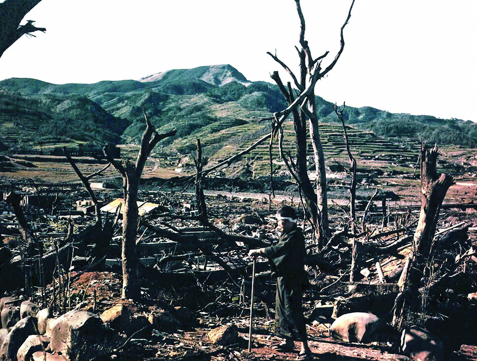 1945년 8월 히로시마-나가사키 원폭 투하 이후에 촬영된 나가사키 시 폐허 속 나가이 박사의 모습. 현암사 제공