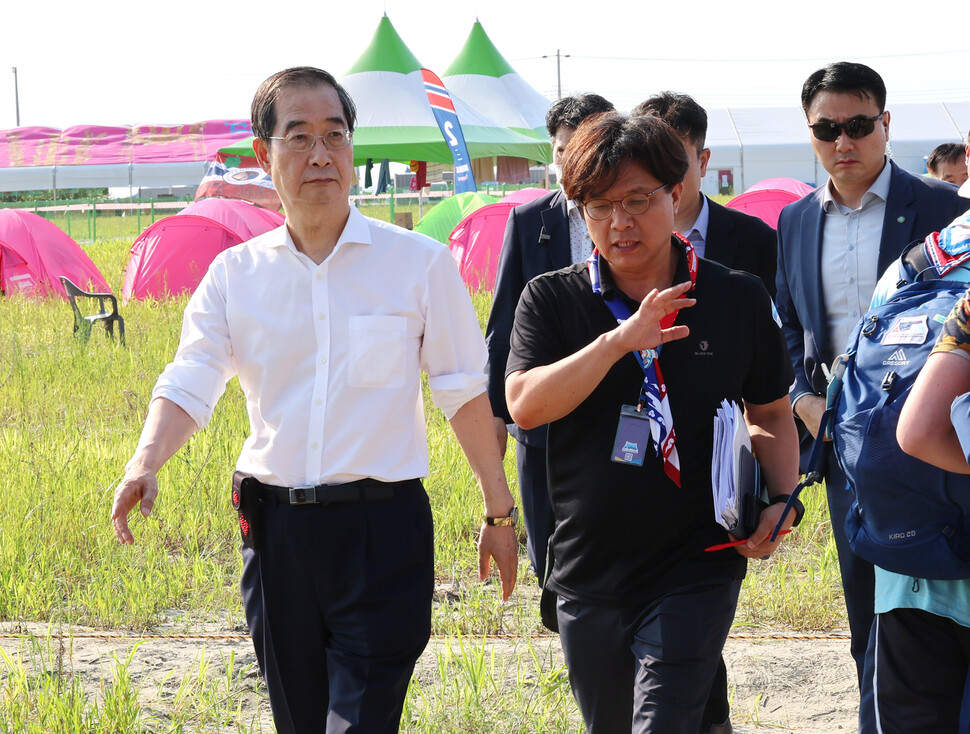 한덕수 국무총리가 4일 오후 전북 부안군에서 열리고 있는 2023 새만금 세계스카우트잼버리 대회장을 찾아 폭염 대응 상황 및 편의시설 등을 점검하고 있다. 연합뉴스