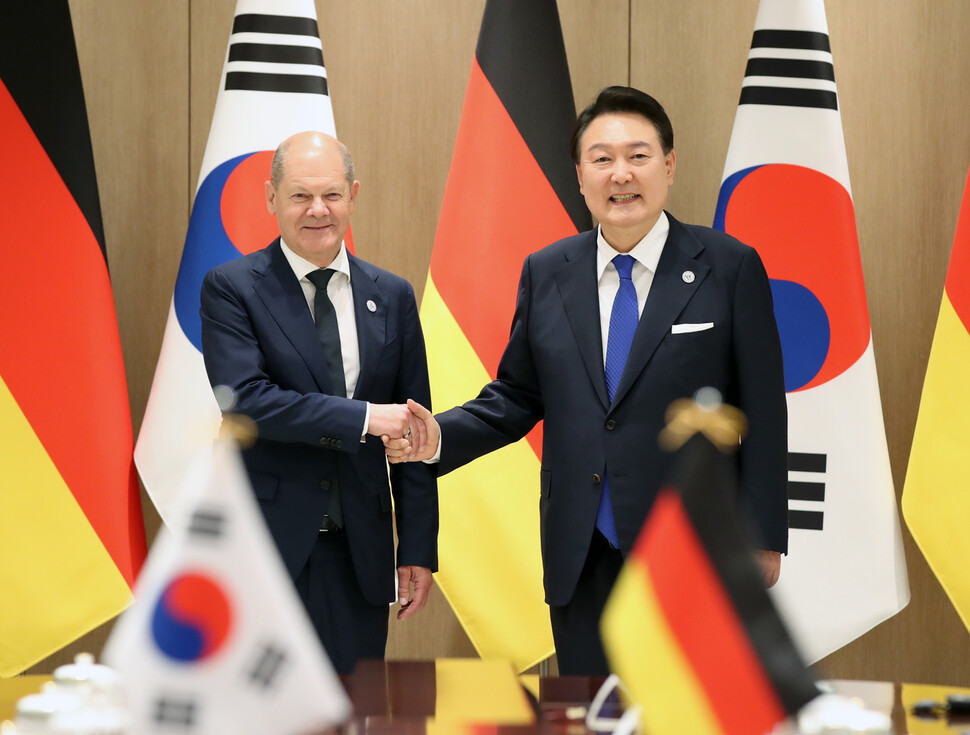 한독정상회담 (서울=연합뉴스) 진성철 기자 = 윤석열 대통령과 올라프 숄츠 독일 총리가 21일 오후 서울 용산 대통령실 청사에서 열린 한독정상회담에서 악수하고 있다. 2023.5.21 zjin@yna.co.kr/2023-05-21 20:20:46/ &lt;저작권자 ⓒ 1980-2023 ㈜연합뉴스. 무단 전재 재배포 금지.&gt;