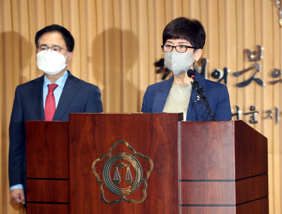 공군 성폭력 피해자 고 이예람 중사 사망 사건을 100일간 수사한 안미영 특별검사(오른쪽)가 13일 서초구 서울지방변호사회관에서 수사 결과를 발표하고 있다. 강창광 선임기자 <a href="mailto:chang@hani.co.kr">chang@hani.co.kr</a>