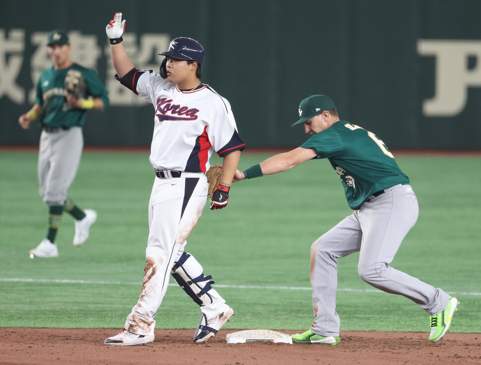 강백호(왼쪽)가 9일 일본 도쿄돔에서 열린 2023 세계야구클래식(WBC) B조 본선 1라운드 호주와 경기 7회말 1사 상황에서 2루타를 날린 뒤 세리머니를 하던 중 호주 2루수 로비 글렌디닝에 의해 태그아웃 되고 있다. 도쿄/연합뉴스