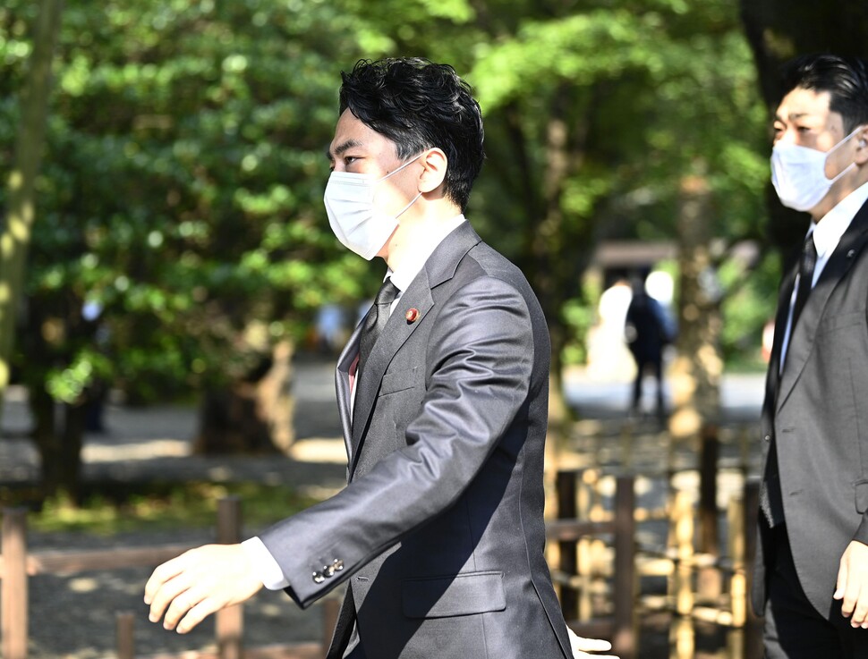 고이즈미 신지로(小泉進次郞) 일본 환경상(장관)이 15일 태평양전쟁 패전(종전) 75주년을 맞아 일제 침략전쟁의 상징인 야스쿠니(靖國)신사를 참배하기 위해 경내로 들어가고 있다. 현직 각료가 패전일에 맞춰 야스쿠니신사를 참배한 것은 2016년 이후 4년 만이다. 도쿄 교도/연합뉴스