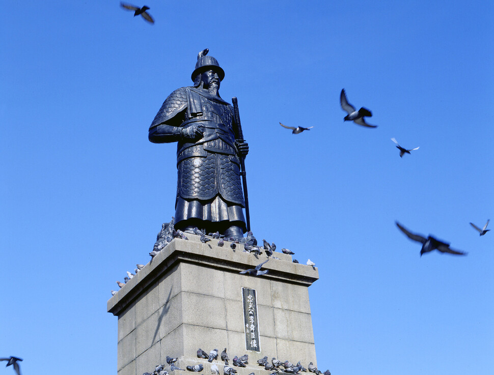 부산 중구 용두산공원에 있는 이순신 장군 동상. 임진왜란 당시 부산포해전이 일어난 부산항 북항 쪽으로 세워졌다. 부산시 제공