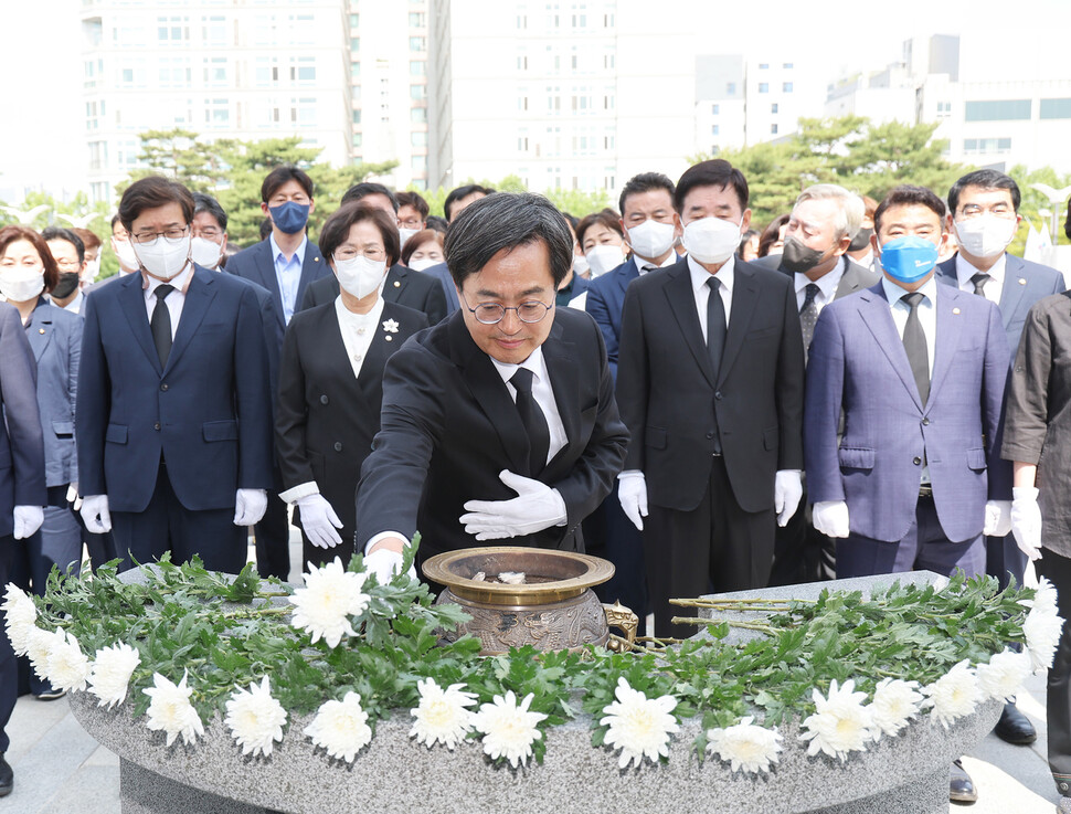 더불어민주당 김동연 경기도지사 당선인이 2일 오전 경기도 수원시 팔달구 수원현충탑을 찾아 헌화하고 있다. 연합뉴스