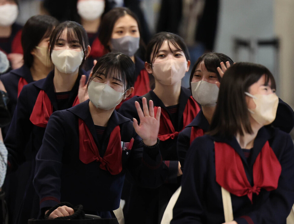 일본 구마모토현 루테루 고등학교 학생들이 21일 오후 인천국제공항을 통해 입국하고 있다. 4박 5일 일정으로 방한한 일본 청소년들은 자매학교인 전주 신흥고등학교의 학생들을 만나 수업을 참관하고, 전주 한옥마을을 비롯해 진안 마이산, 서울타워, 남대문, 명동, 경복궁, 롯데월드 등을 여행할 예정이다. 백소아 기자 thanks@hani.co.kr