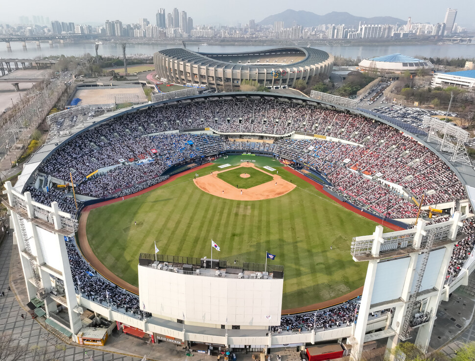 1일 2023 KBO리그 개막전 롯데 자이언츠와 두산 베어스의 경기가 열린 서울 잠실야구장이 야구팬들로 가득 차 있다. 연합뉴스