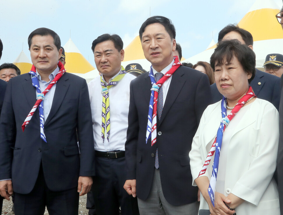 김기현 국민의힘 대표가 지난달 27일 전북 부안군 새만금 세계스카우트잼버리 현장을 찾아 설명을 듣고 있다. 연합뉴스