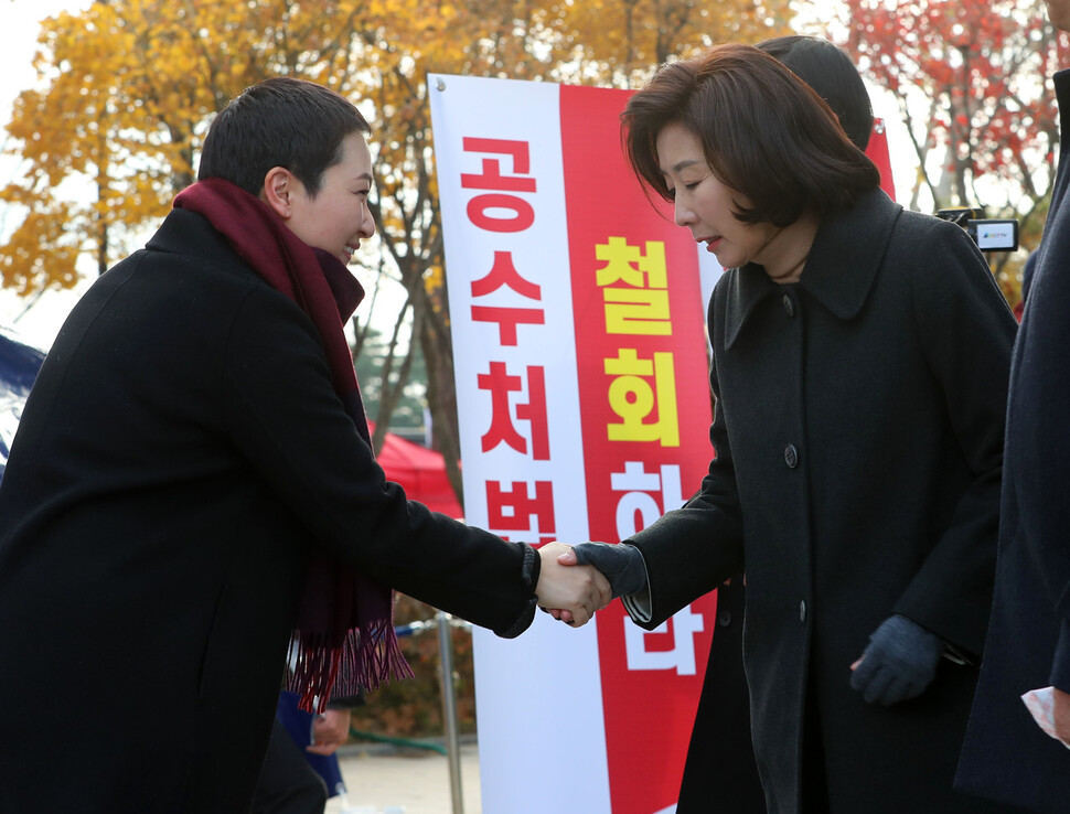 황교안 자유한국당 대표가 엿새째 청와대 앞에서 단식농성 중인 가운데 25일 오전 서울 청와대 분수대 앞 농성장으로 이언주 무소속 의원(왼쪽)이 찾아와 나경원 원내대표와 인사를 나누고 있다. 공동취재사진