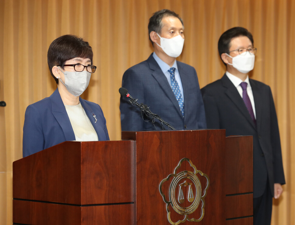 공군 성폭력 피해자 고 이예람 중사 사망 사건을 100일간 수사한 안미영 특별검사(왼쪽)가 13일 서초구 서울지방변호사회관에서 수사 결과를 발표하고 있다. 강창광 선임기자 chang@hani.co.kr