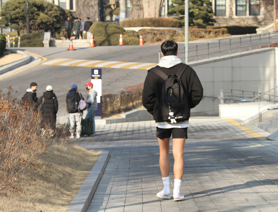 초봄처럼 푸근한 날씨가 이어진 12일 오후 서울 연세대학교에서 가벼운 옷차림의 학생들이 캠퍼스를 거닐고 있다. 곽윤섭 선임기자 kwak1027@hani.co.kr