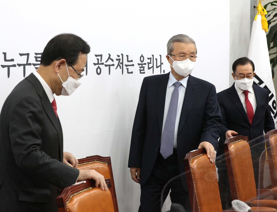 김종인 국민의힘 비상대책위원장(오른쪽)과 주호영 원내대표가 7일 오전 서울 여의도 국회에서 열린 비상대책위원회의에 참석하고 있다. 공동취재사진 김종인 국민의힘 비상대책위원장(오른쪽)과 주호영 원내대표가 7일 오전 서울 여의도 국회에서 열린 비상대책위원회의에 참석하고 있다. 공동취재사진