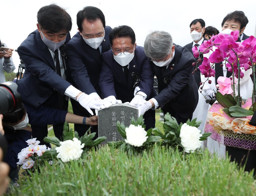 17일 광주 북구 국립5·18민주묘지에서 열린 ‘5∙18민중항쟁 제41주년 추모제'에서 정운천(왼쪽 셋째)·성일종(왼쪽 둘째) 국민의힘 의원이 박관현 열사 묘역에서 참배를 하고 있다. 광주/강창광 선임기자 chang@hani.co.kr