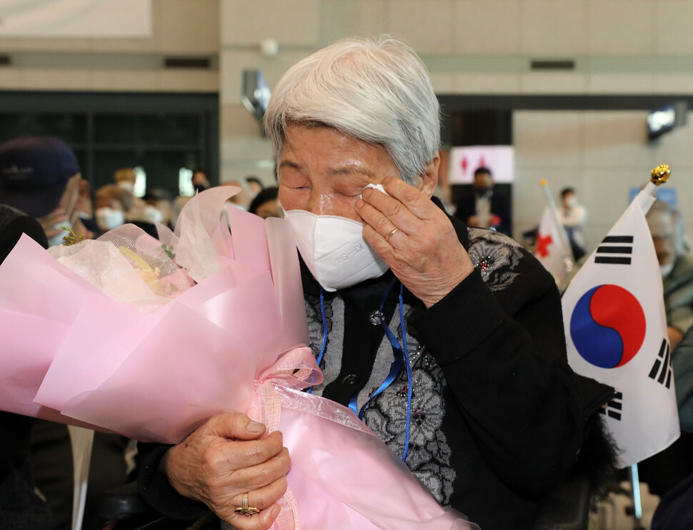 일제 강점기에 탄광에서 일하는 오빠를 따라 엄마·동생들과 사할린으로 이주했다가 2차대전이 끝나고 한국으로 돌아오지 못한 니시오 따요꼬(90)씨가 27일 오후 인천국제공항 제1터미널 입국장에서 열린 ‘2021년도 사할린 동포 영주귀국 환영식’에서 눈물을 흘리고 있다. 인천공항/김혜윤 기자 unique@hani.co.kr