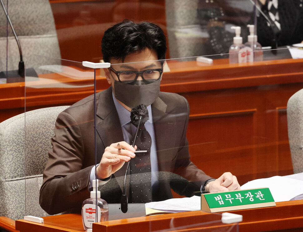 한동훈 법무부 장관은 2022년 9월5일 국회 예산결산특별위원회에 출석해 이재명 더불어민주당 대표에 대한 표적수사를 따져묻는 야당의 질의에 “범죄수사일 뿐”이라고 답했다. 공동취재사진