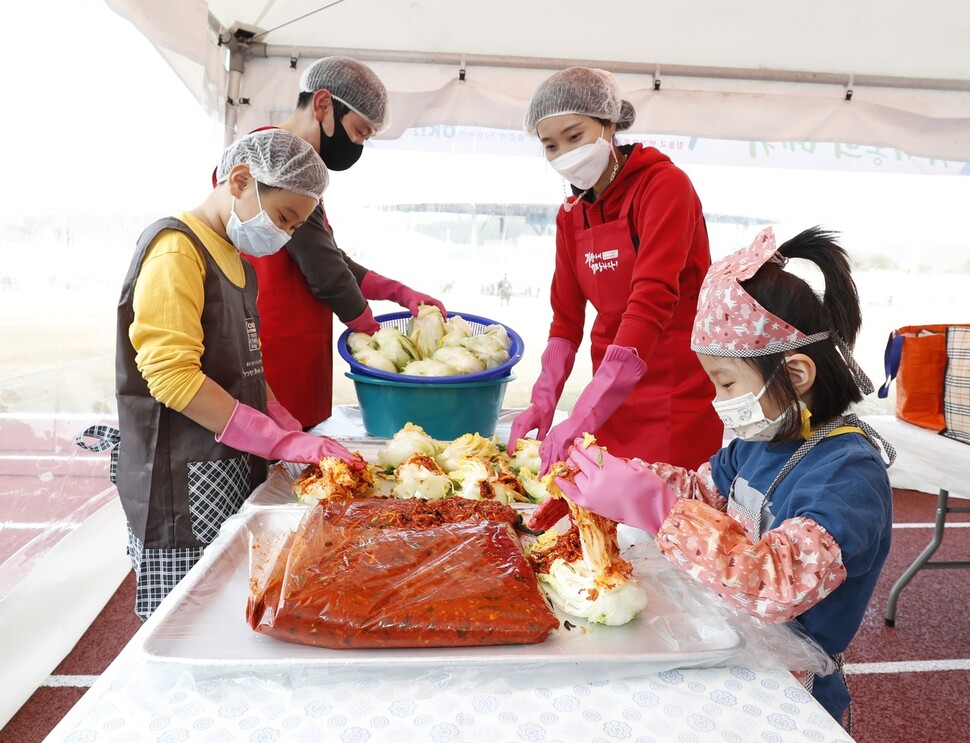 지난달 6~8일 괴산운동장에서 열린 괴산김장축제에 참여한 한 가족이 김장 체험을 하고 있다.