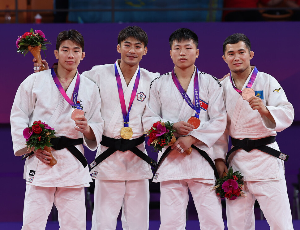 24일 중국 항저우 샤오산 린푸 체육관에서 열린 항저우아시안게임 유도 남자 60kg 메달 시상식에서 은메달을 획득한 이하림(왼쪽)과 동메달을 획득한 북한 채광진(오른쪽에서 둘째)이 함께 자리하고 있다. 금메달은 대만 양융웨이(왼쪽에서 둘째). 항저우/연합뉴스