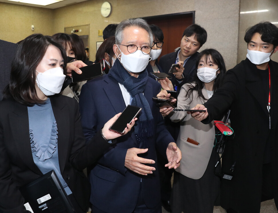 김형오 미래통합당 공천관리위원장이 지난 27일 오후 국회에서 열린 공천 면접 심사에 참석하며 기자들의 질문에 답하고 있다. 강창광 선임기자 chang@hani.co.kr