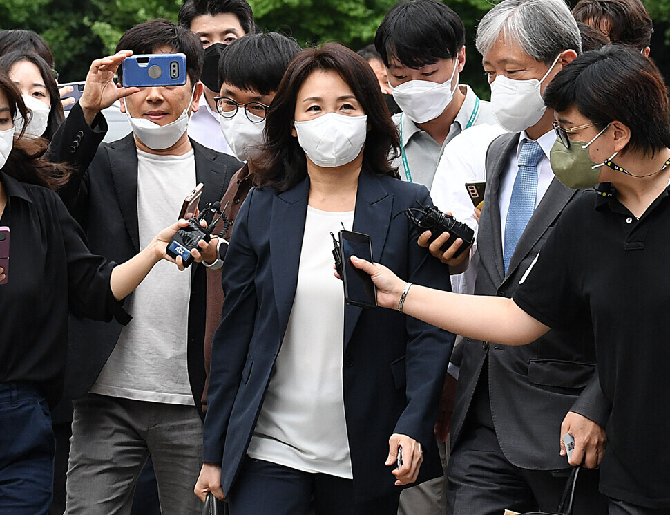 2022년 8월23일 이재명 대표의 부인 김혜경씨가 ‘경기도 법인카드 사용 의혹’과 관련해 조사받기 위해 수원의 경기남부경찰청으로 출석하고 있다. 공동취재사진