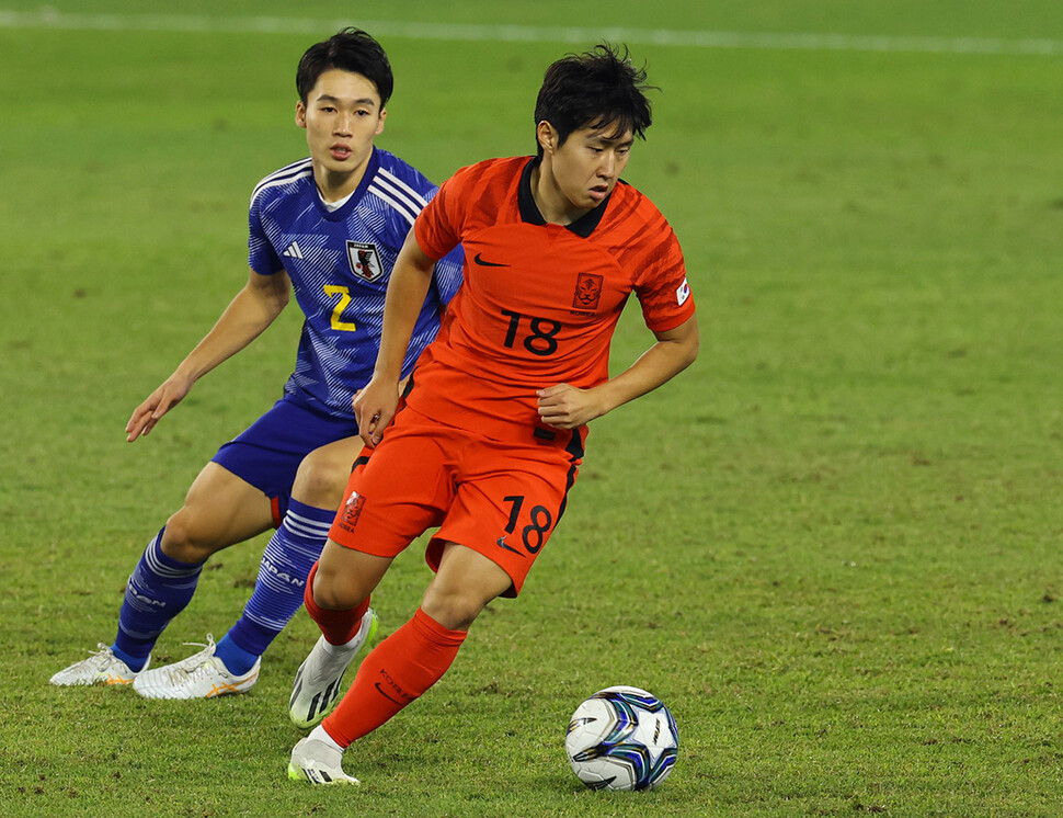 7일 중국 항저우 황룽 스포츠센터 스타디움에서 열린 2022 항저우 아시안게임 남자축구 결승전 대한민국과 일본의 경기에서 이강인이 드리볼을 하고 있다. 항저우/윤운식 선임기자 yws@hani.co.kr