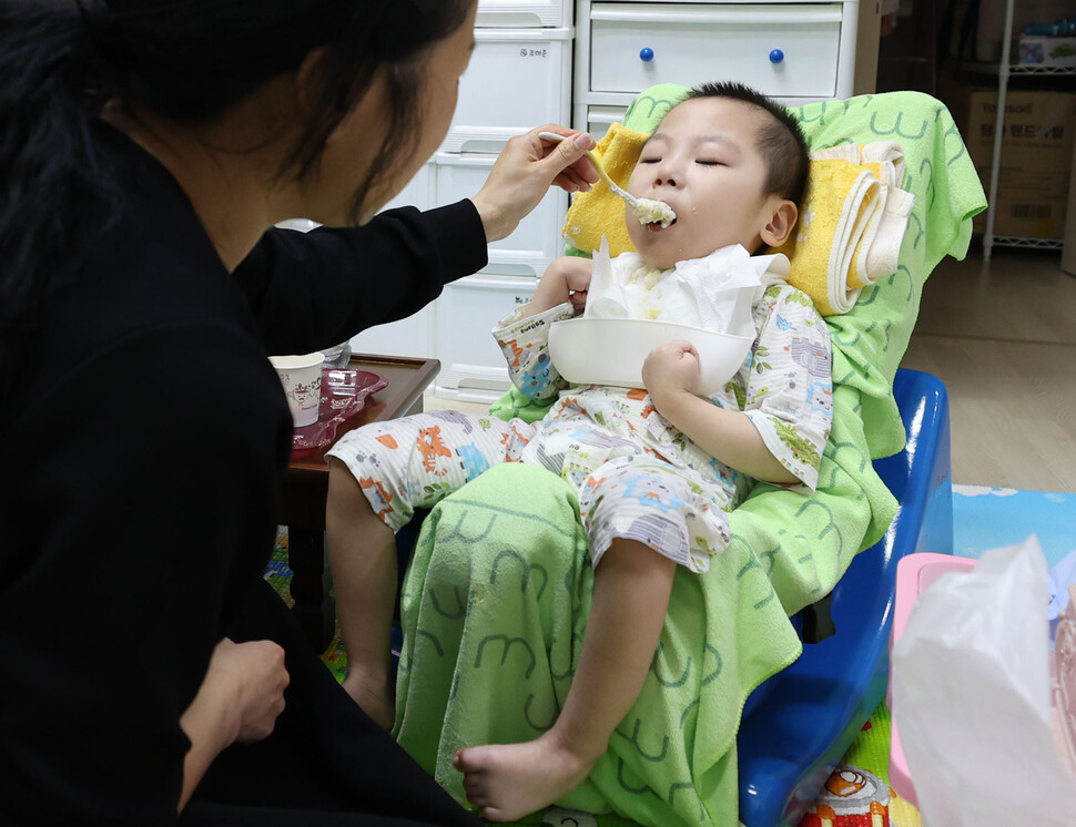 희귀병인 웨스트증후군을 앓고 있는 민준이가 간식을 먹고 있다. 위루관을 뗀 민준이는 밥과 죽 사이의 후기 이유식 정도의 음식을 먹을 수 있다. 백소아 기자 thanks@hani.co.kr