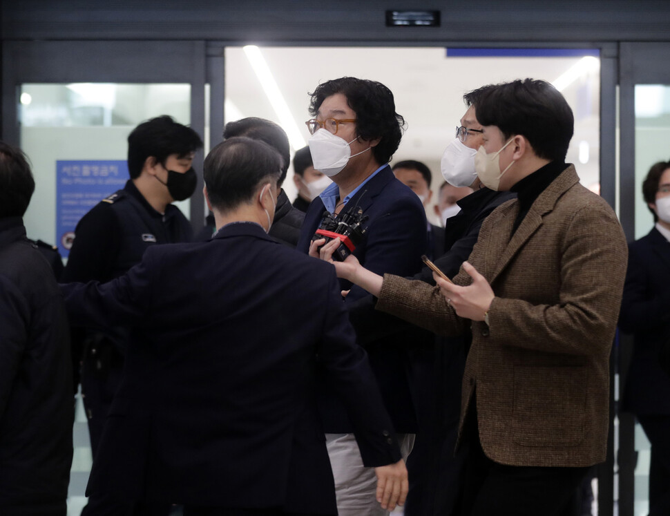 변호사비 대납 의혹, 외국환거래법 위반 의혹을 받는 김성태 전 쌍방울그룹 회장이 도피 8개월만인 17일 오전 인천국제공항 제1터미널로 귀국하고 있다. 김명진 기자 littleprince@hani.co.kr