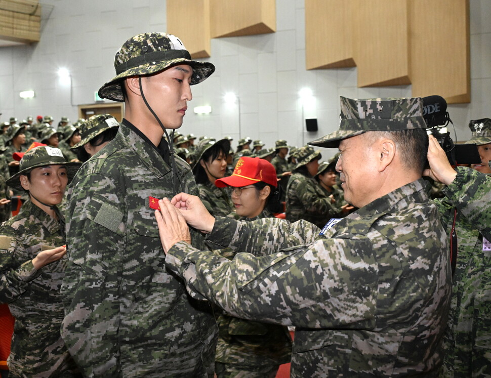 대한체육회는 20일 2024 파리하계올림픽대회 대비 ‘원 팀 코리아 캠프’ 수료식을 갖고 지난 3일간의 일정을 마무리했다고 밝혔다. 사진은 해병대 빨간 명찰을 다는 육상 높이뛰기 우상혁. 대한체육회 제공.