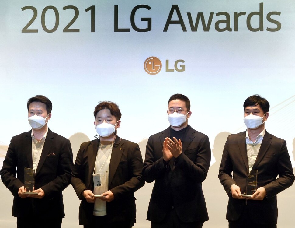 LG가 30일 서울 마곡 LG사이언스파크에서 개최한 ‘LG 어워즈(Awards)’에서 구광모 LG 대표(왼쪽에서 세번째)가 임호성 LG전자 홍성서비스지점 주임(왼쪽에서 두번째) 등 ‘일등LG상’ 수상자들과 기념 촬영을 하고 있다. LG 제공