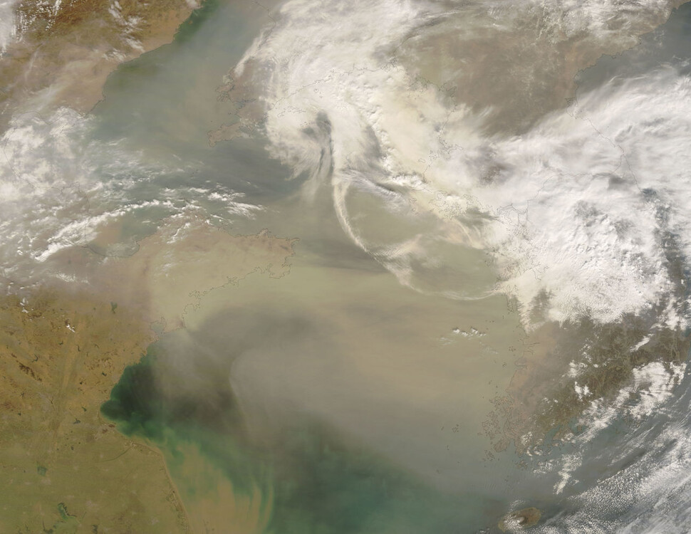 2008년 3월 고비 사막에서 발원한 황사가 한반도를 덮친 모습. 이베룰라이트를 타고 병원균이 전파될 가능성도 제기된다. 미 항공우주국(나사) 제공.