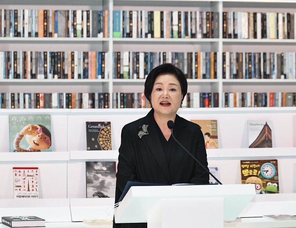 지난 1월 김정숙 여사가 아랍에미리트 두바이의 모하메드 빈 라시드 도서관에서 열린 ‘한-UAE 지식문화 교류식’에 참석해 축사를 하고 있다. 두바이/윤운식 선임기자 지난 1월 김정숙 여사가 아랍에미리트 두바이의 모하메드 빈 라시드 도서관에서 열린 ‘한-UAE 지식문화 교류식’에 참석해 축사를 하고 있다. 두바이/윤운식 선임기자